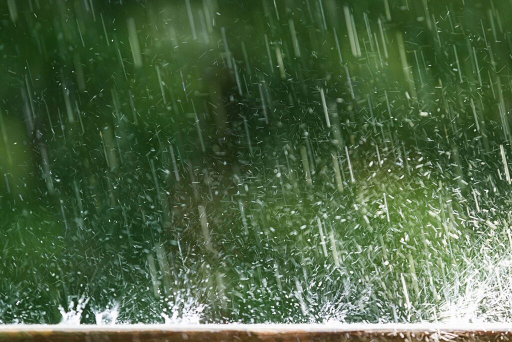 Carport ochrona samochodu przed ulewnym deszczem