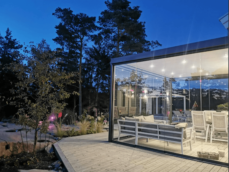 Oświetlony Taras Ze Szklaną Zabudową